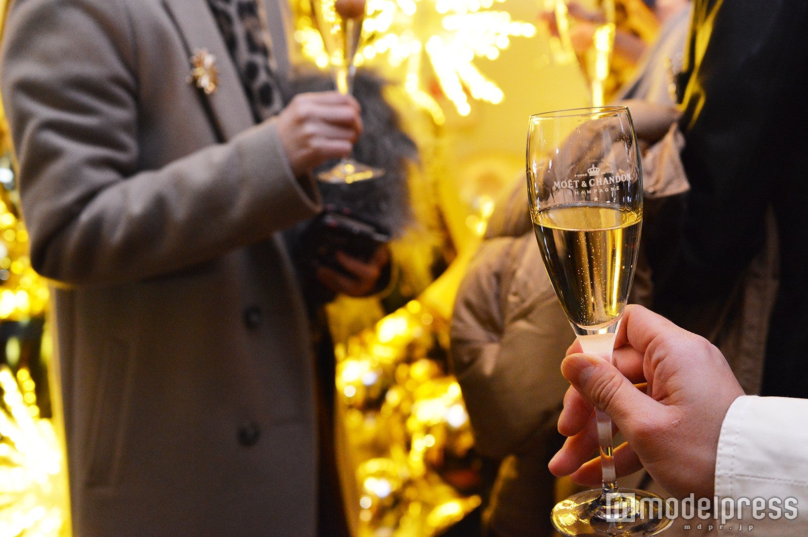 シャンパンとともにクリスマスムードを満喫 （C）モデルプレス