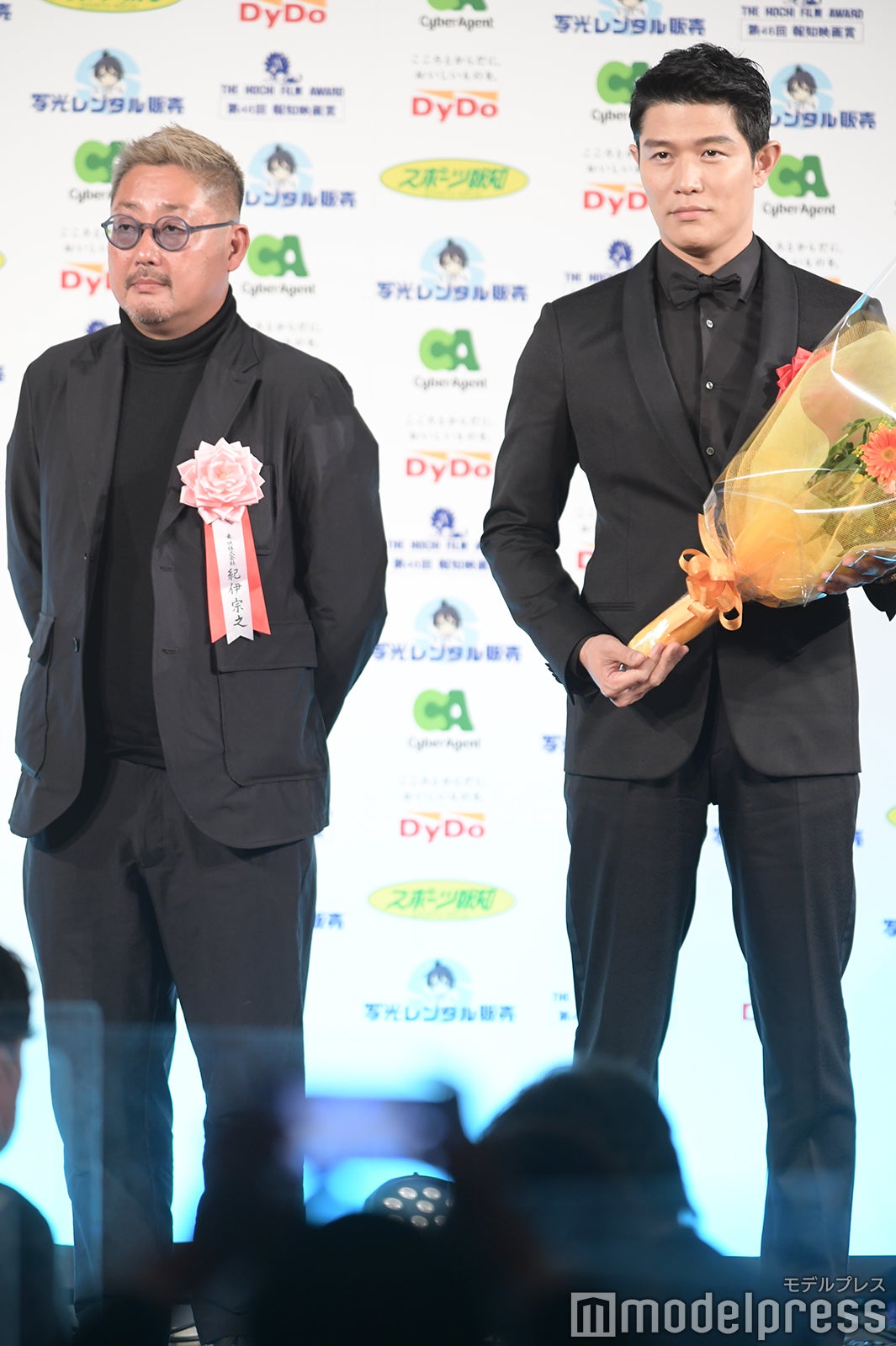 （右）鈴木亮平（C）モデルプレス