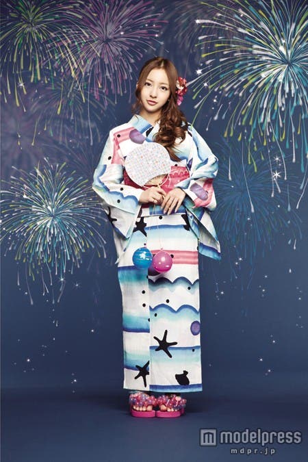 浴衣こそ、「バブルフラップ(Bubbleflop)」で歩きやすさと可愛さをキープ(モデル:板野友美)
