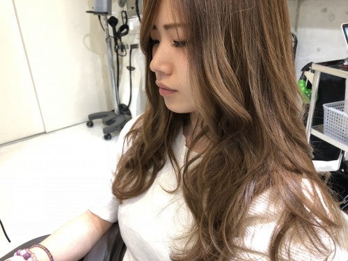 ヘア全体をゆるめに巻いておきます