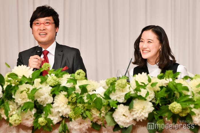 山里亮太・蒼井優/6月5日の結婚会見で撮影 (C)モデルプレス