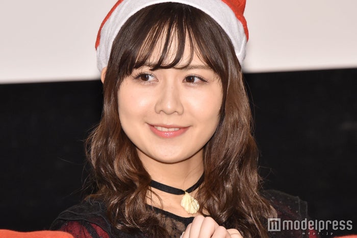 「2児の母」元AKB48メンバー、サプライズでアイドル復活 ミニスカから美脚披露＆家族ショット公開「エモい」「美形親子」と反響
