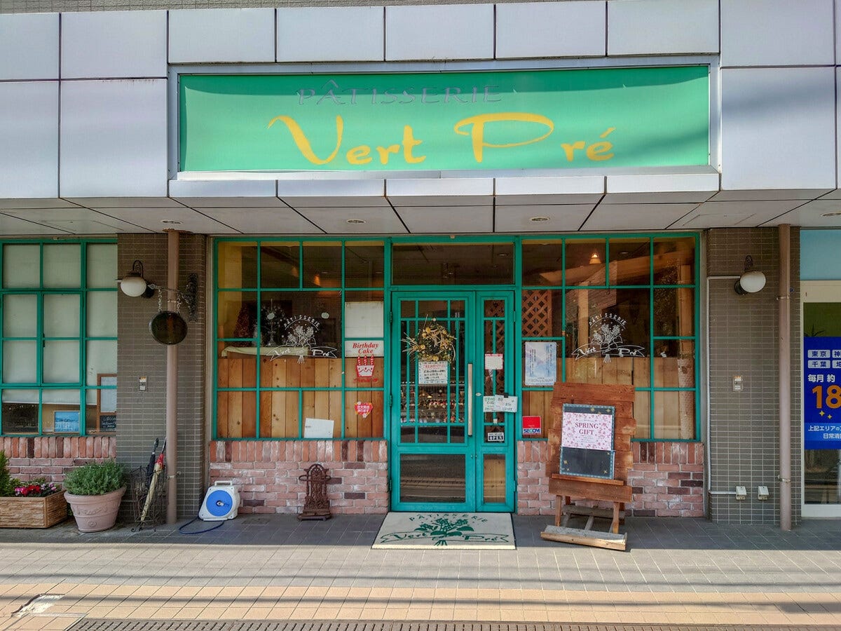 グリーンの看板が印象的な「パティスリー