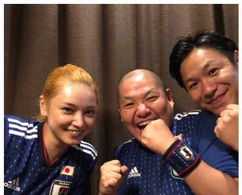平愛梨、息子と“夫の勇姿”見届ける 「もしツア」メンバーとW杯観戦