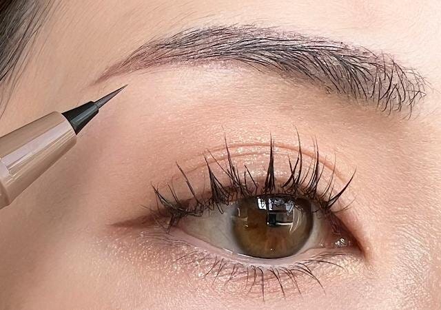 眉の下のラインを足しすぎると、キツイ印象に