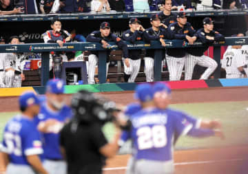 侍ジャパン敗退 近藤がベンチ前で頭抱えて立ち尽くす 歓喜の敵軍を見つめ続ける 13打数無安打、九回代打も見逃し三振