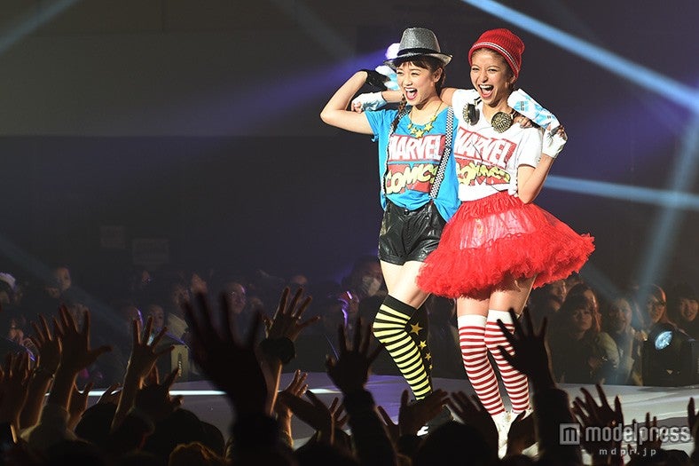 「ViVi」大石参月＆宮城舞、カラフルニーハイのお揃いコーデで弾ける笑顔