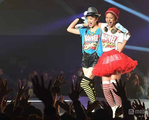 「ViVi」大石参月&宮城舞、カラフルニーハイのお揃いコーデで弾ける笑顔