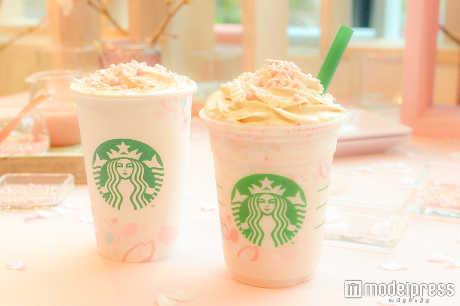 さくら ブロッサム クリーム ラテ、さくら ブロッサム クリーム フラペチーノ with クリスピースワール／（C）モデルプレス