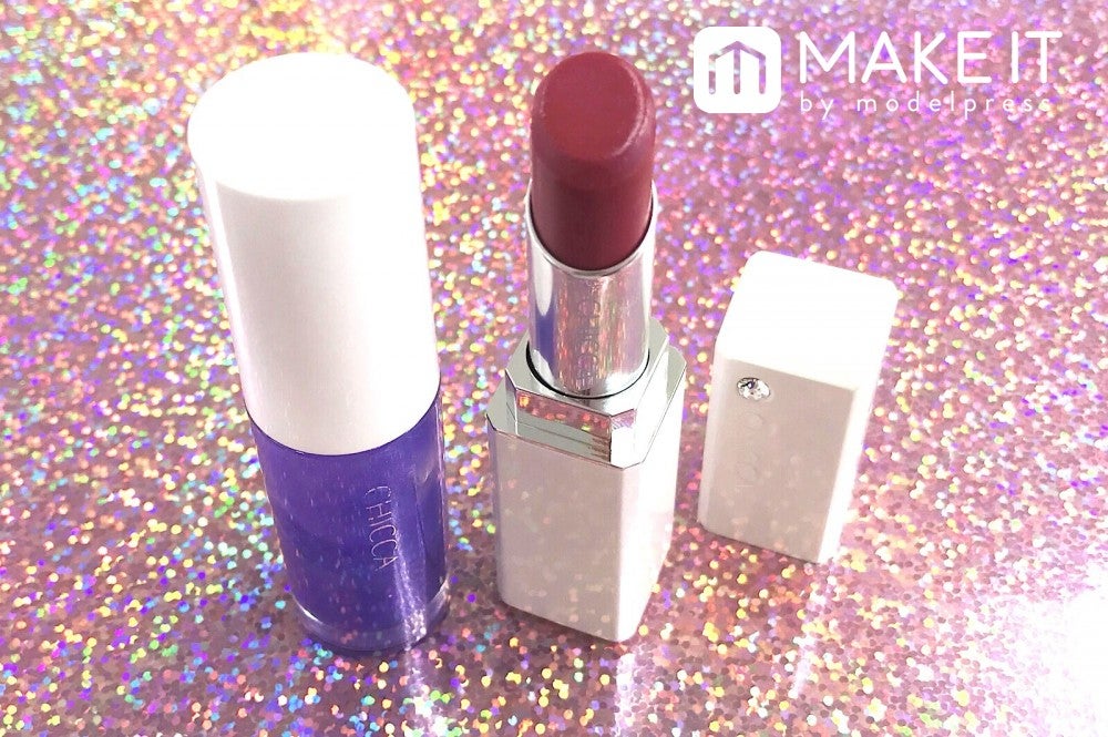 （左から）CHICCA／メスメリック ウェットリップオイル／05 ニューロマンチズム、CHICCA／メスメリック リップスティック／41 レッドブルーベリー (C)メイクイット