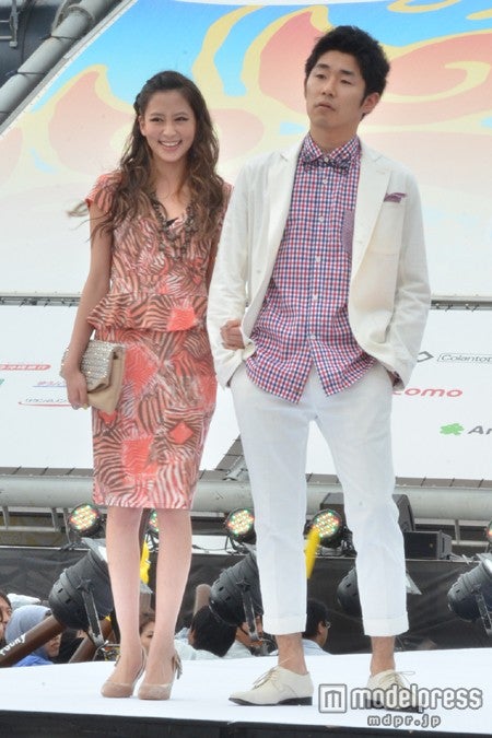 河北麻友子（左）、しずる・池田一真（右）