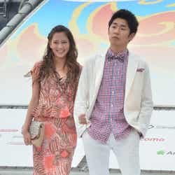 河北麻友子(左)、しずる・池田一真(右)