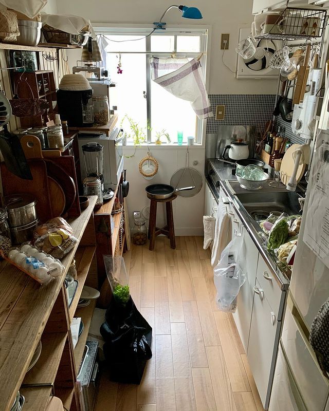 ミディアムブラウンの床に合うインテリア 統一感のある 相性の良い色の家具って モデルプレス