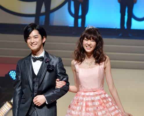 桐谷美玲&千葉雄大、腕組み2ショットで登場 ハニカミ笑顔に釘付け