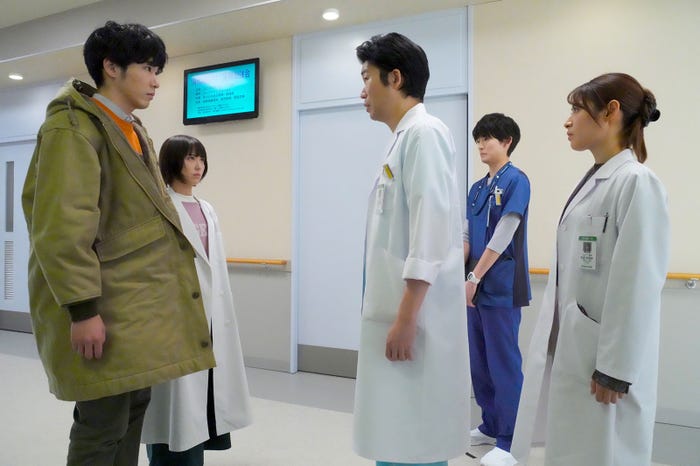 柄本佑、浜辺美波、高橋努、高橋文哉、瀧本美織/「ドクターホワイト」第1話より(C)カンテレ