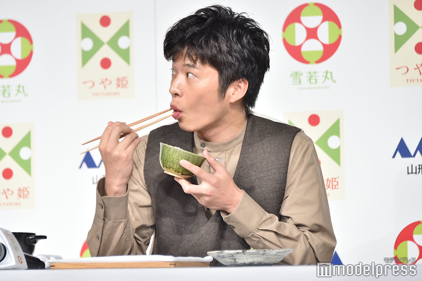 米を頬張る田中圭（C）モデルプレス