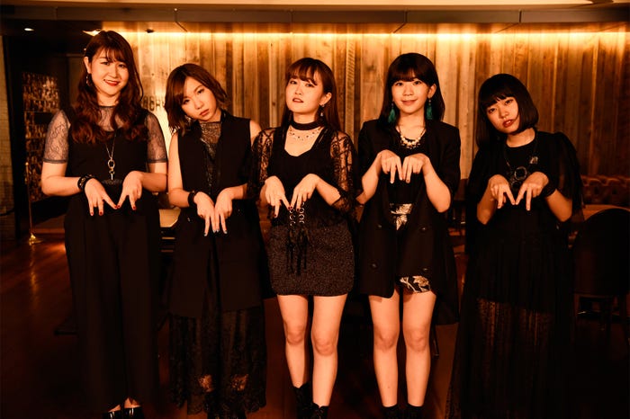 Little Glee Moster、ライブ終了後にモデルプレスのmポーズ(提供写真)