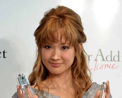 紗栄子、美脚をあらわに!全身ディオールでコーディネート