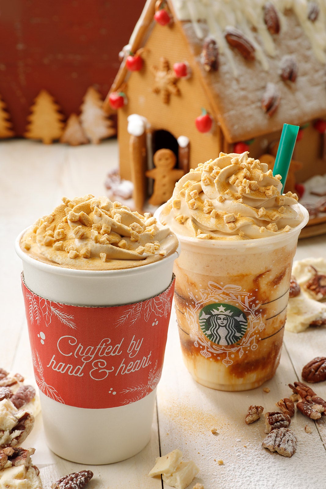 （左から）「スノー ピーカン ナッツ ラテ」、「スノー ピーカン ナッツ フラペチーノ（R）」