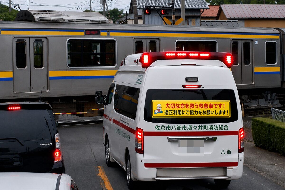 踏切前で停まる救急車