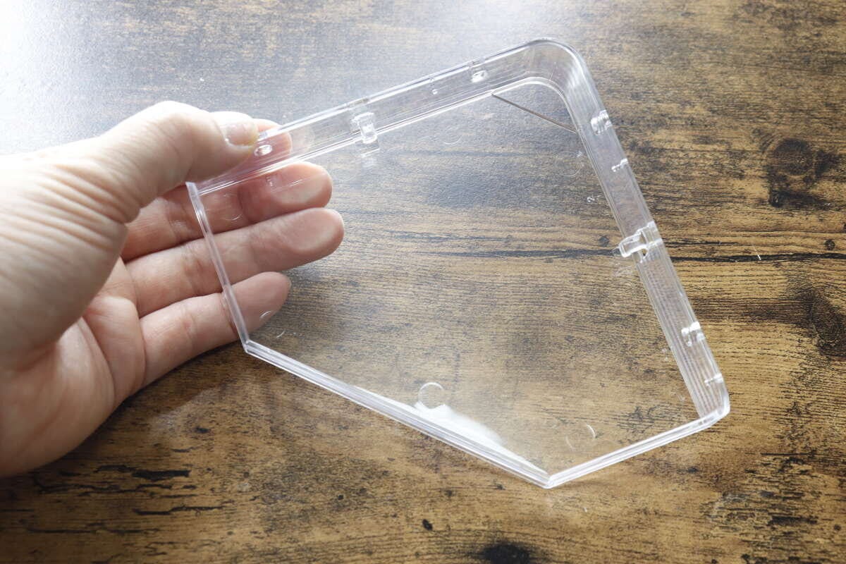 透明なクリアコーナーラック本体を片手で持っている様子