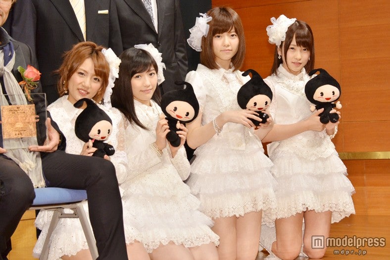 左から：高橋みなみ、渡辺麻友、島崎遥香、川栄李奈