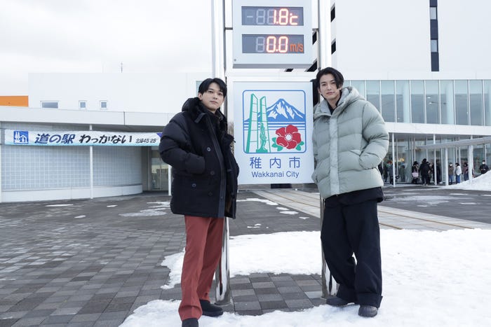 吉沢亮、渡邊圭祐 (C)2022「ブラックナイトパレード」製作委員会(C)中村光/集英社