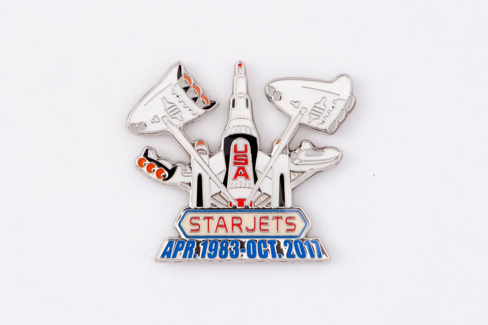 ピンバッジ　1,000円（C）Disney