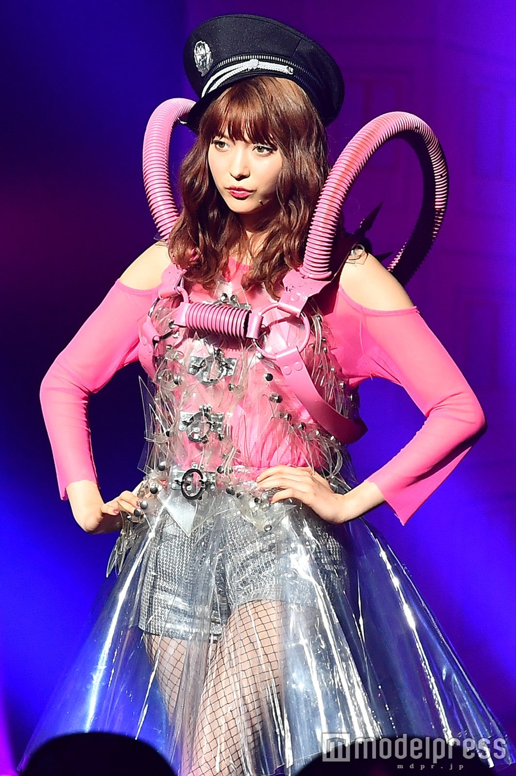 八木アリサ、シースルー“SEXY警官”に変身　レーザー銃で観客圧倒