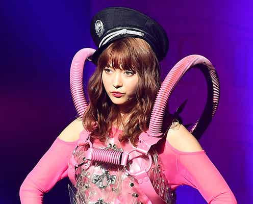 八木アリサ、シースルー“SEXY警官”に変身 レーザー銃で観客圧倒