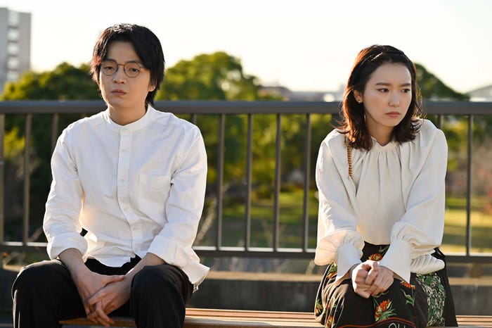 岡山天音、飯豊まりえ「恋なんて、本気でやってどうするの?」第8話より(C)カンテレ