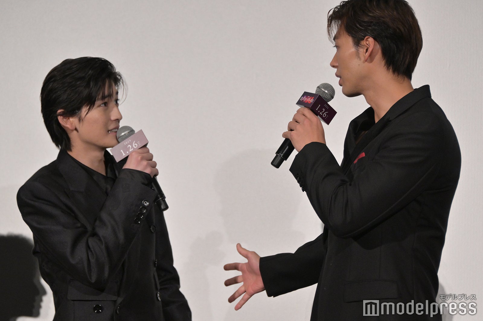 高橋文哉を気遣う竹内涼真（C）モデルプレス