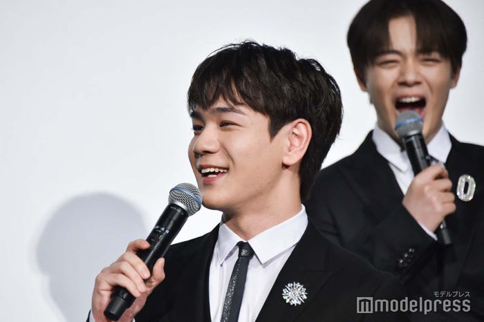 密着撮影に思わず本音をもらした豆原一成(後ろで笑う鶴房汐恩) (C)モデルプレス