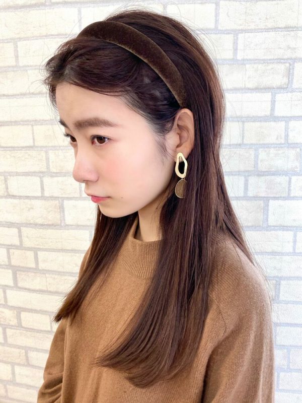 カチューシャで作る簡単へアレンジ特集 大人女性に似合う付け方をご紹介 モデルプレス カチューシャで作る簡単へアレンジ特集 大人女性に似合う付け方をご紹介 モデルプレス