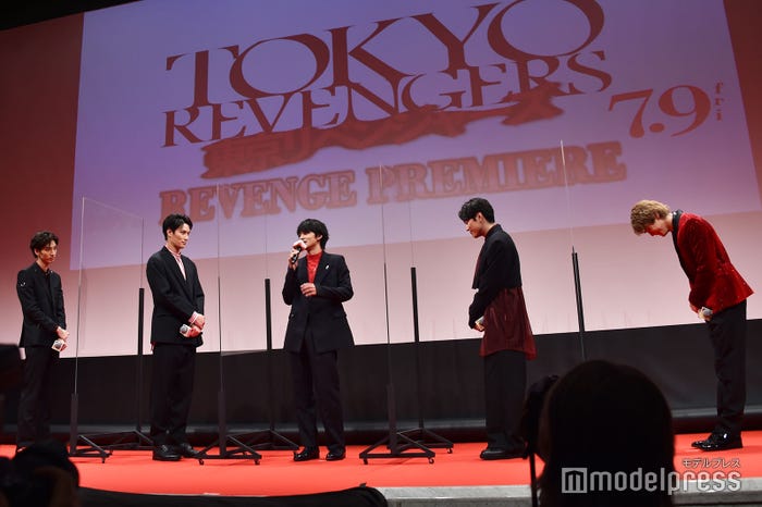 礼儀正しい眞栄田郷敦を見習い、北村匠海に体を向ける清水尋也、鈴木伸之、間宮祥太朗 (C)モデルプレス