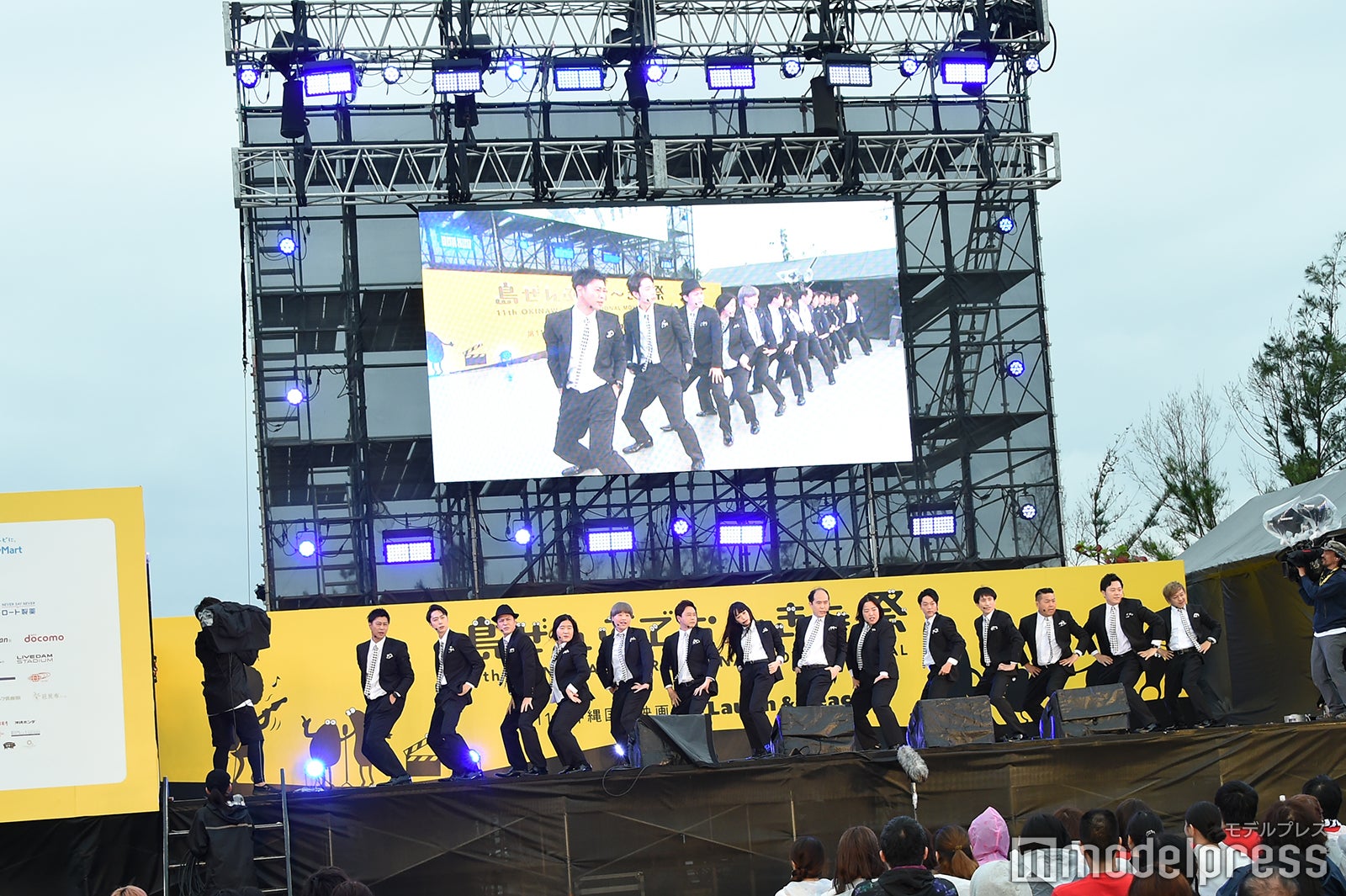 吉本坂46のステージの様子 （C）モデルプレス