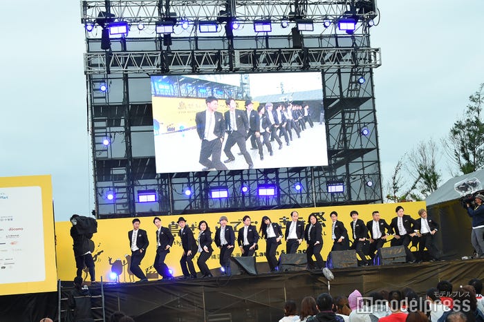 吉本坂46のステージの様子 (C)モデルプレス