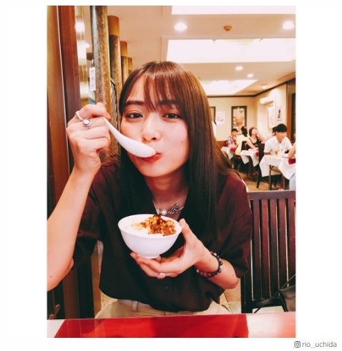 内田理央、“彼女感”溢れる食事ショット「可愛すぎ」「たまらない」と話題に