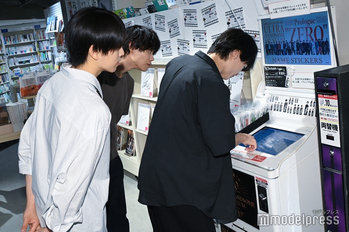 ステッカー作りに興味津々の本島純政、太田将熙、溝口琢矢(C)モデルプレス