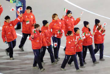 カーリング女子 日本代表・フォルティウスは異例の「リモート参戦」テレビの前で公式ウェアに着替え5人勢ぞろい