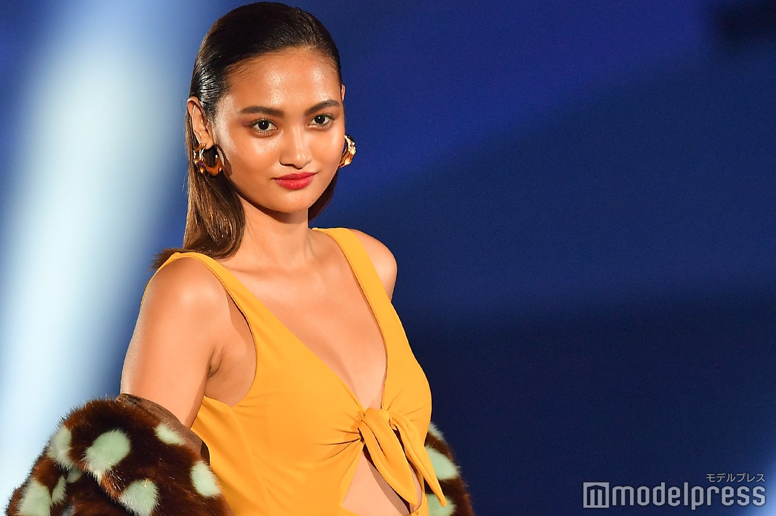 驚異の10頭身”香川沙耶、美バスト大胆SEXYコーデでランウェイ