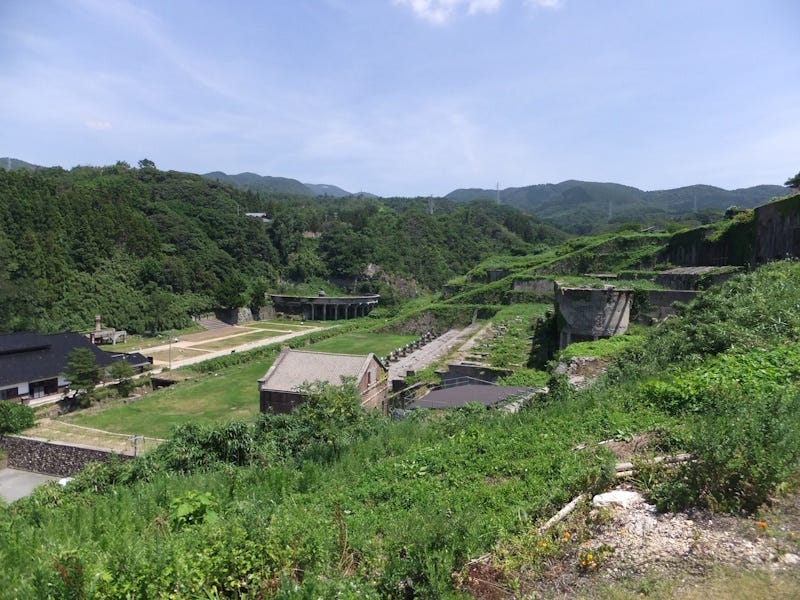 「佐渡島のラピュタ」と称される北沢浮遊選鉱場の全景（2012年8月撮影）