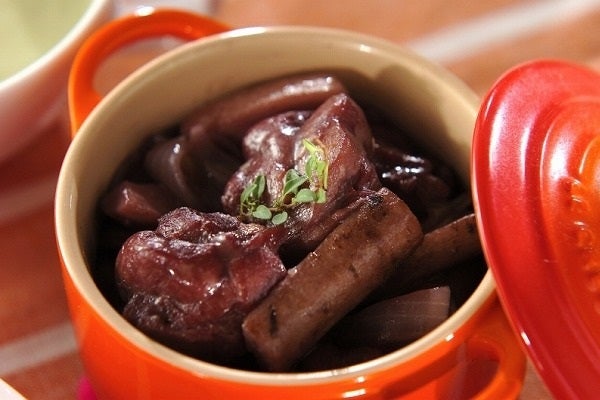 鶏もも肉の赤ワイン煮込み