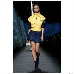 モデルプレス - Koki,ミラノコレクションデビュー 美脚際立つ堂々ランウェイ