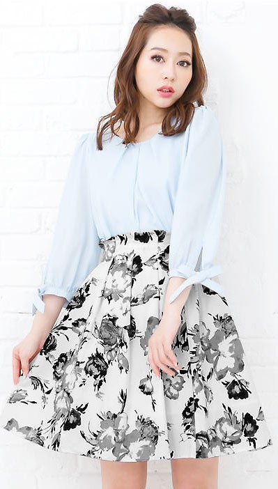 ぼかし花柄プリントタック入りフレアスカート「神戸レタス」2790円（税込）