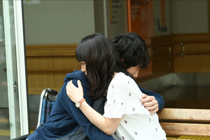 坂口健太郎、吉岡里帆/「ごめん、愛してる」第7話より(画像提供:TBS)