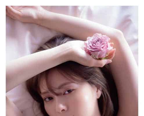 乃木坂46白石麻衣、ベッドで美デコルテ披露<卒業記念メモリアルマガジン>