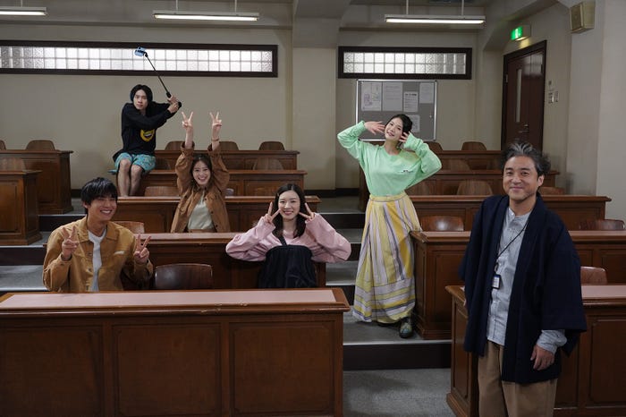 (左から)中川大志、戸塚純貴、今田美桜、永野芽郁、小野花梨、ムロツヨシ (C)日本テレビ