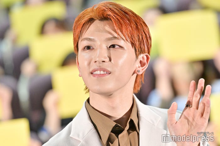 カメラに向けて手を振る高塚大夢(C)モデルプレス