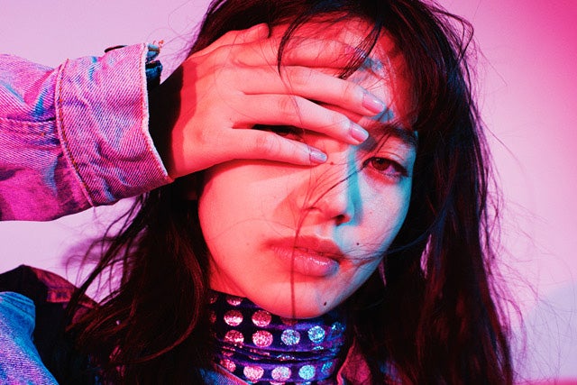 アンニュイな小松菜奈が美しい 菅田将暉と“ありのままの恋愛観”語る